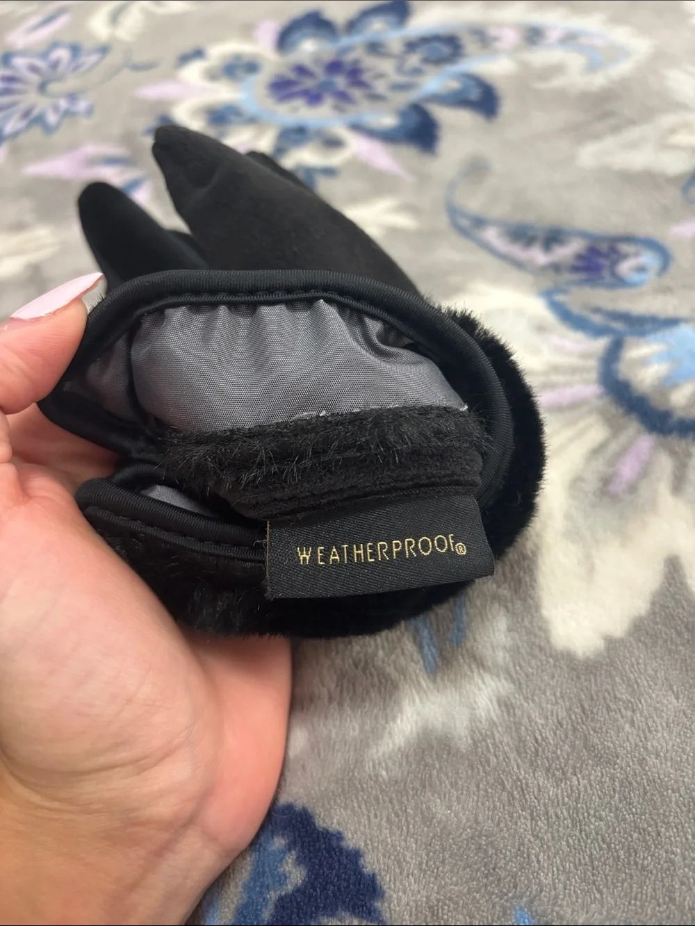 Women’s black gloves